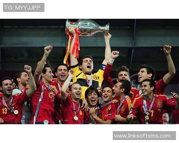 回顾天下足球2015年精彩瞬间与传奇球员的辉煌表现